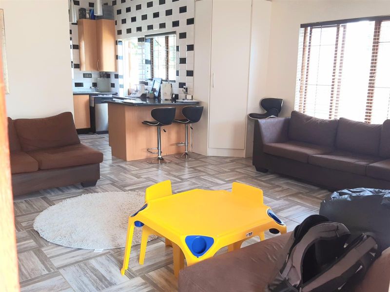 3 bedroom, 2 bathroom with pool - Sharonlea in secure Estate - Photo 4