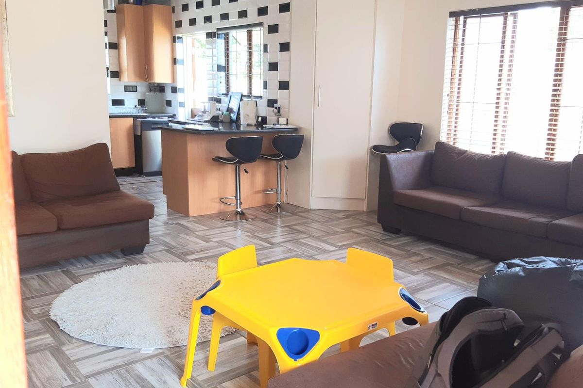 3 bedroom, 2 bathroom with pool - Sharonlea in secure Estate - Photo 4