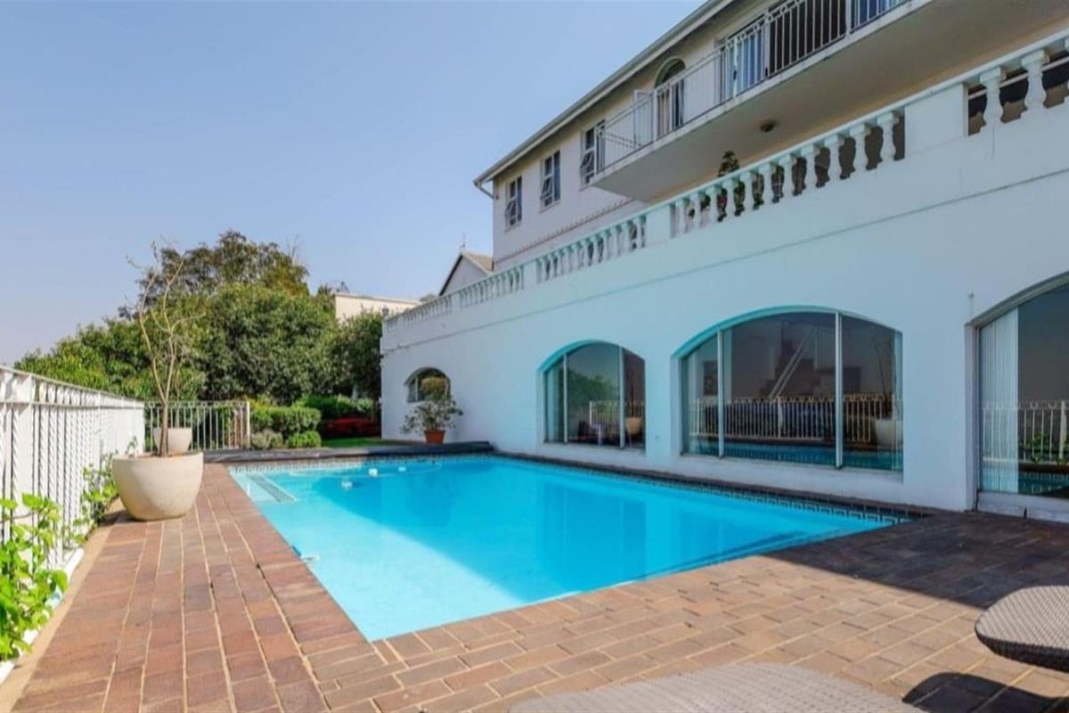 A MAGNIFICENT FAMILY HOME ON THE PINNACLE OF LINKSFIELD RIDGE - WITH BREATH TAKING VIEWS - Photo 2