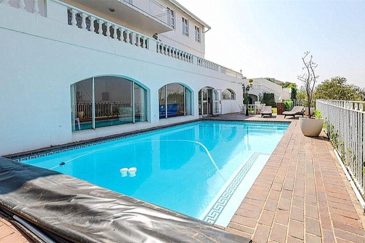 A MAGNIFICENT FAMILY HOME ON THE PINNACLE OF LINKSFIELD RIDGE - WITH BREATH TAKING VIEWS - Photo 3