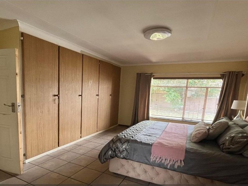 Spacious Family Home with Versatile Living Areas - Photo 10