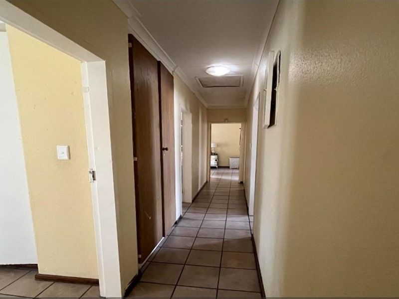 Spacious Family Home with Versatile Living Areas - Photo 9