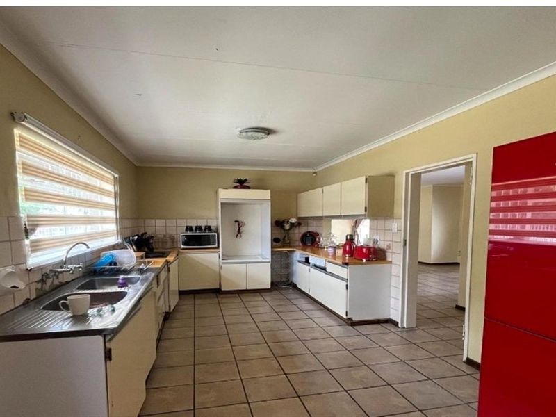 Spacious Family Home with Versatile Living Areas - Photo 8