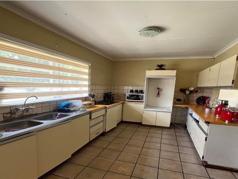 Spacious Family Home with Versatile Living Areas - Photo 7