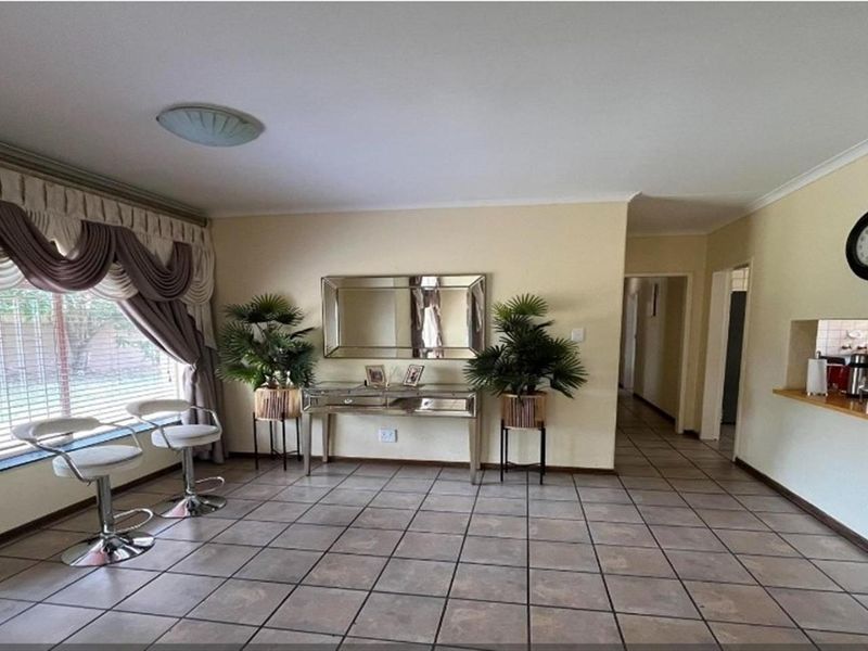 Spacious Family Home with Versatile Living Areas - Photo 6