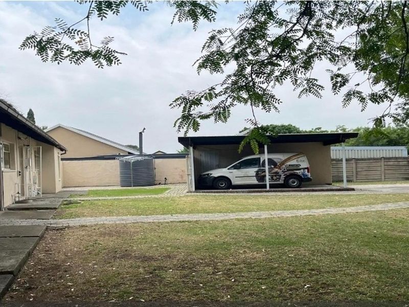 Spacious Family Home with Versatile Living Areas - Photo 2