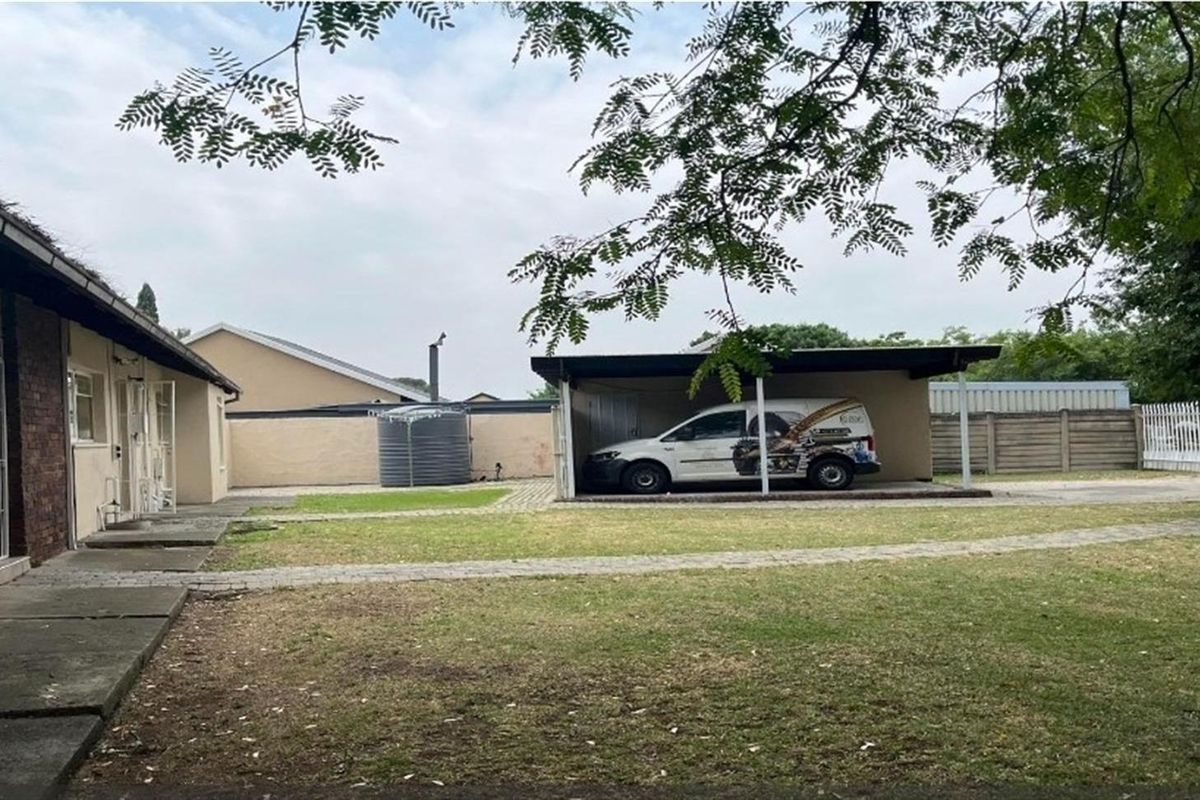 Spacious Family Home with Versatile Living Areas - Photo 2