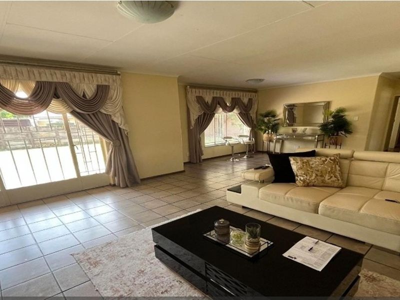 Spacious Family Home with Versatile Living Areas - Photo 4