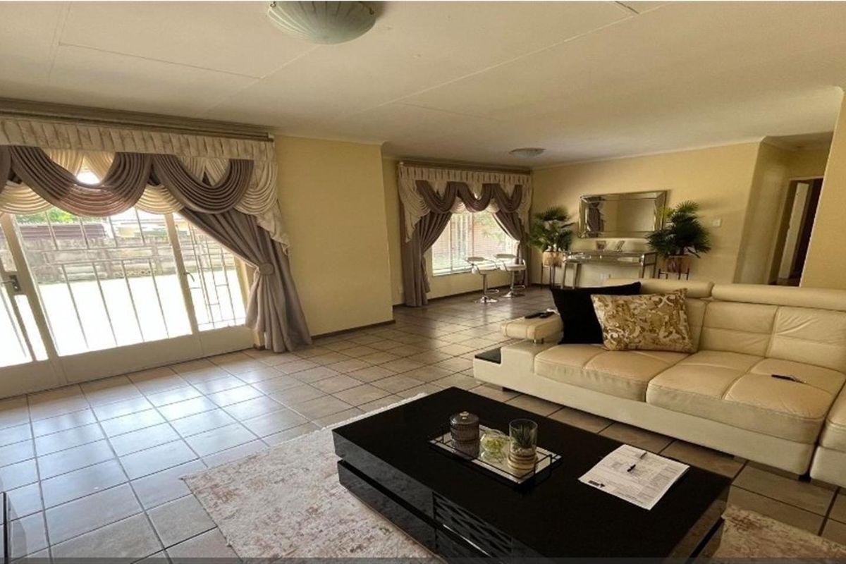 Spacious Family Home with Versatile Living Areas - Photo 4