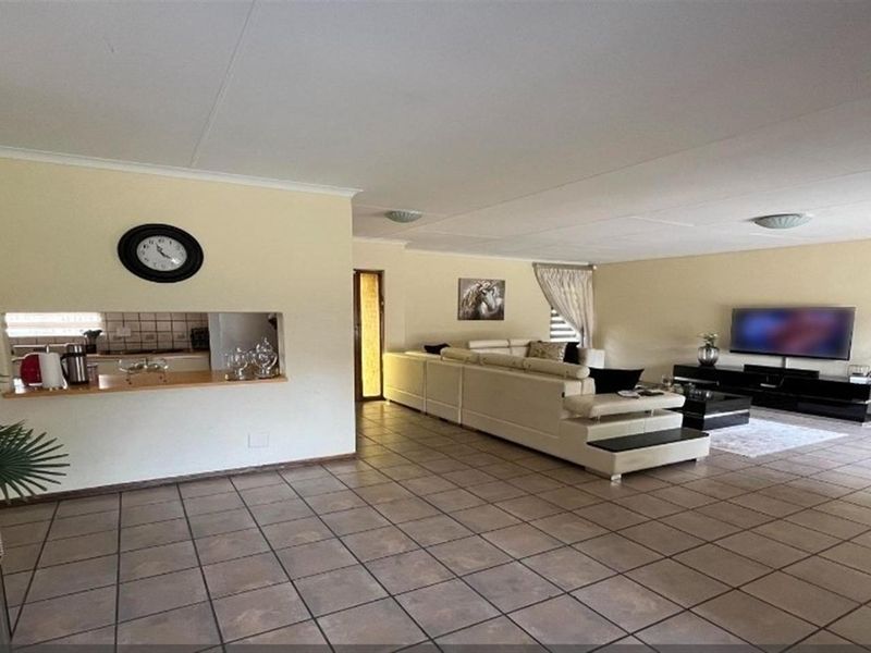 Spacious Family Home with Versatile Living Areas - Photo 5