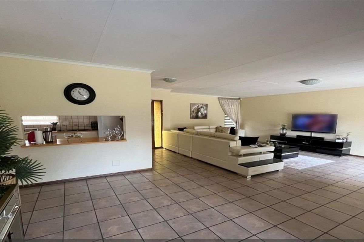 Spacious Family Home with Versatile Living Areas - Photo 5