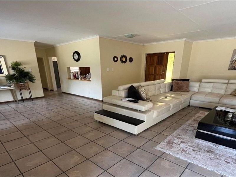 Spacious Family Home with Versatile Living Areas - Photo 3