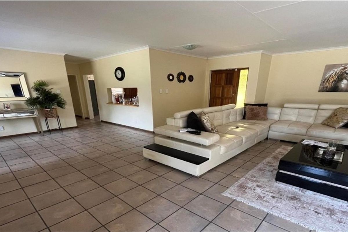 Spacious Family Home with Versatile Living Areas - Photo 3