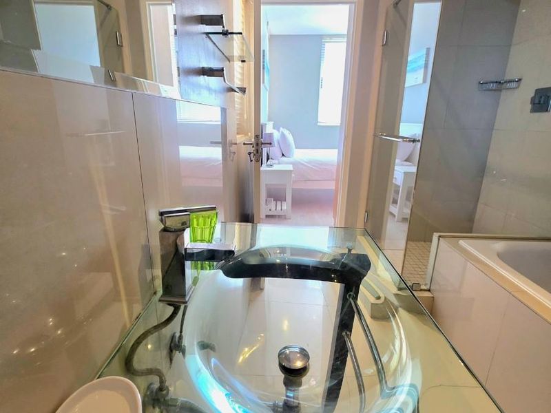 2 Bedroom beachfront Apartment - Photo 8