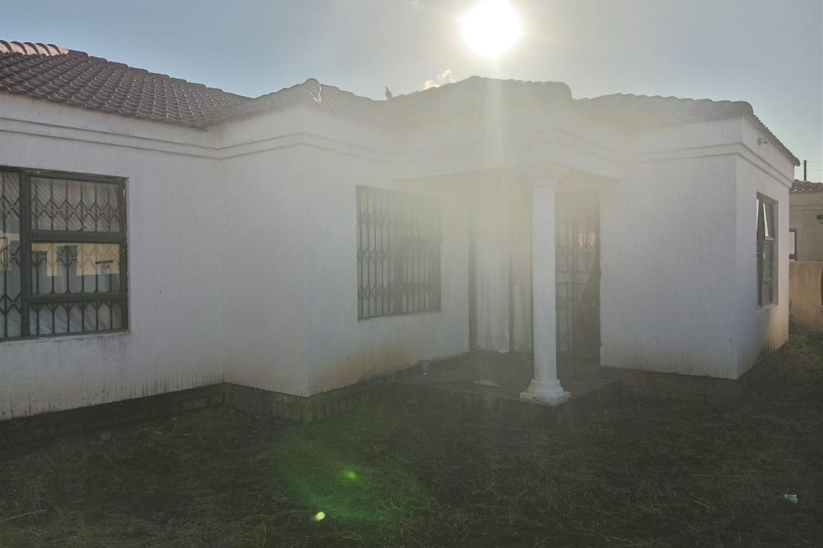 House For Sale in Golden Gardens, Sebokeng - Photo 4