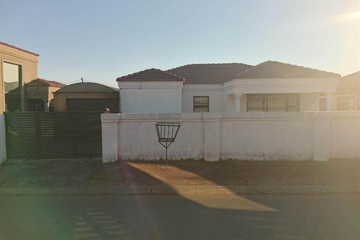 House For Sale in Golden Gardens, Sebokeng - Photo 2