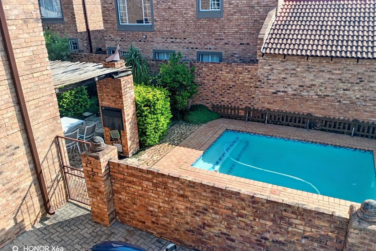 3 bedroom townhouse in six fountains for sale - Photo 5