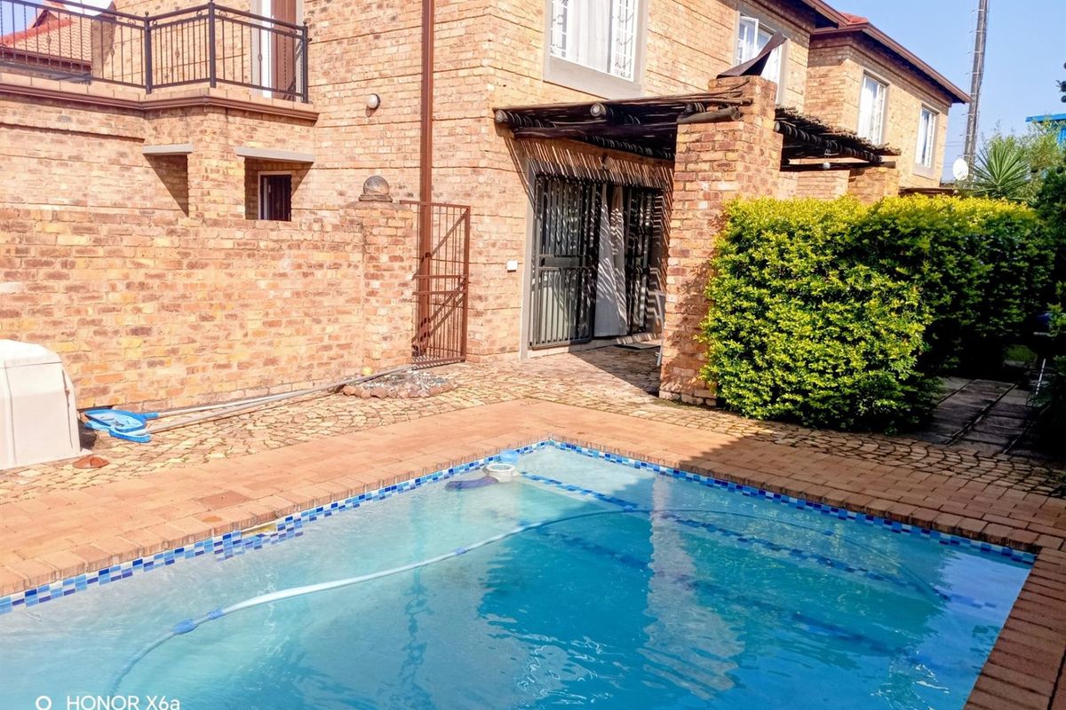 3 bedroom townhouse in six fountains for sale - Photo 4