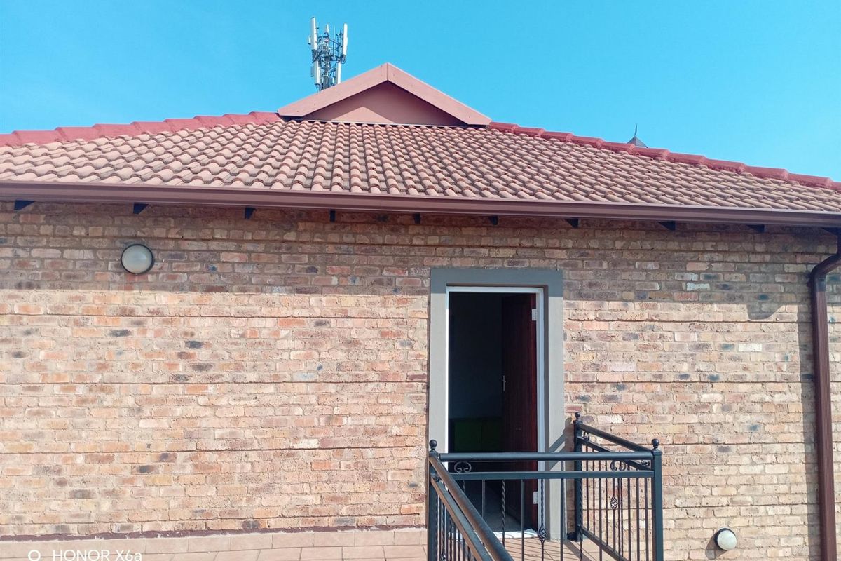 3 bedroom townhouse in six fountains for sale - Photo 3