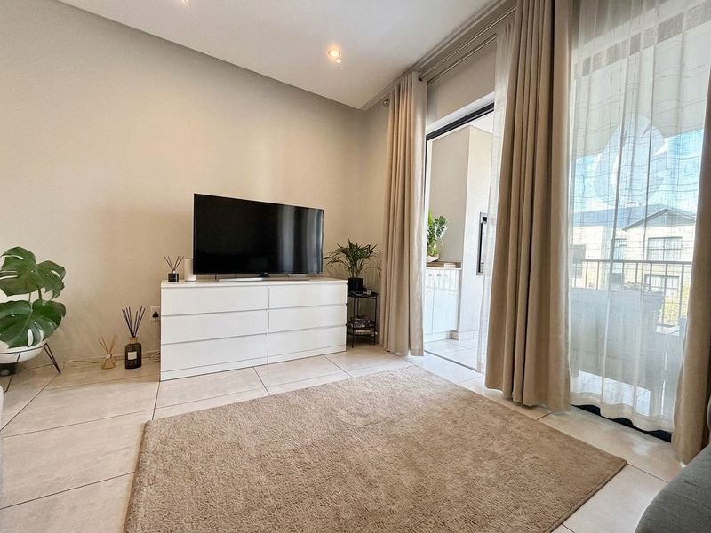 3 Bed, 2 Bath KINGS Apartment For Sale in The Polofields, Waterfall, Midrand - Photo 6