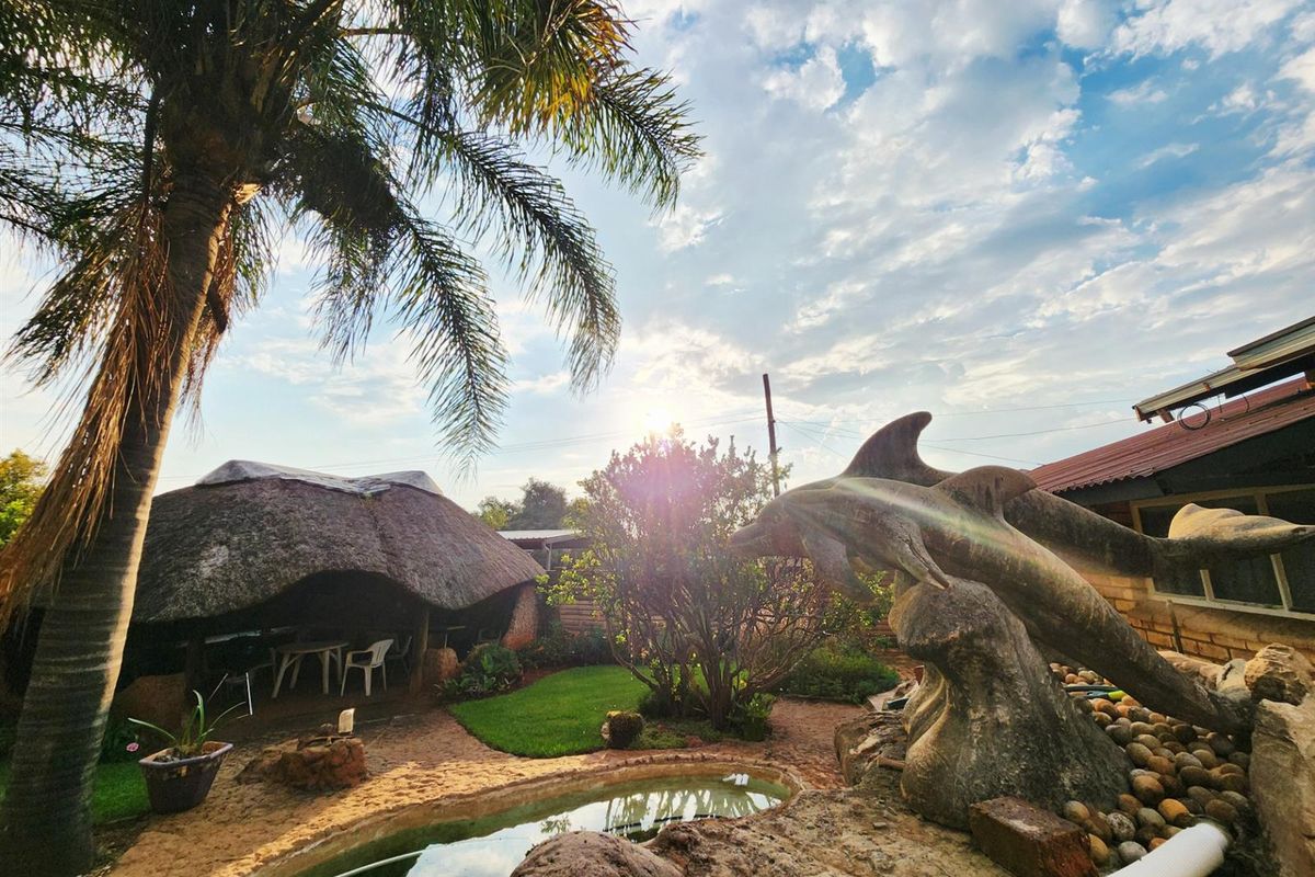 6 Bedroom House in Valhalla, including 2 Flats, Lapa and Pool for Sale - Photo 4