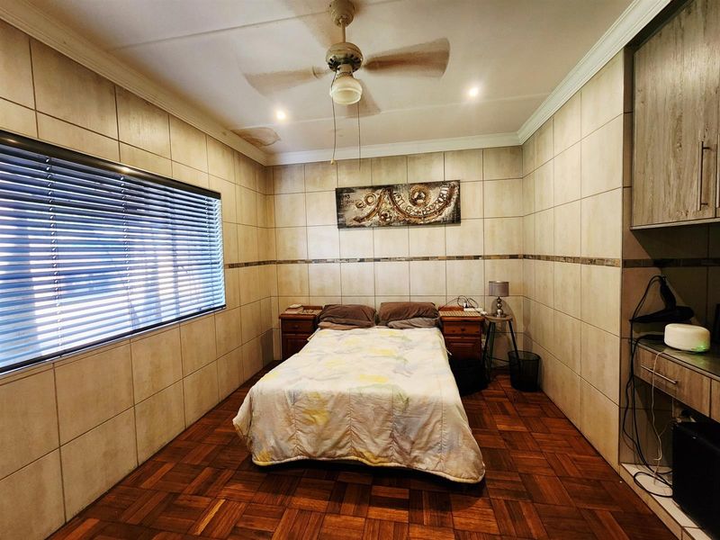 6 Bedroom House in Valhalla, including 2 Flats, Lapa and Pool for Sale - Photo 10