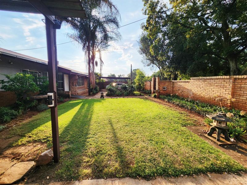 6 Bedroom House in Valhalla, including 2 Flats, Lapa and Pool for Sale - Photo 8