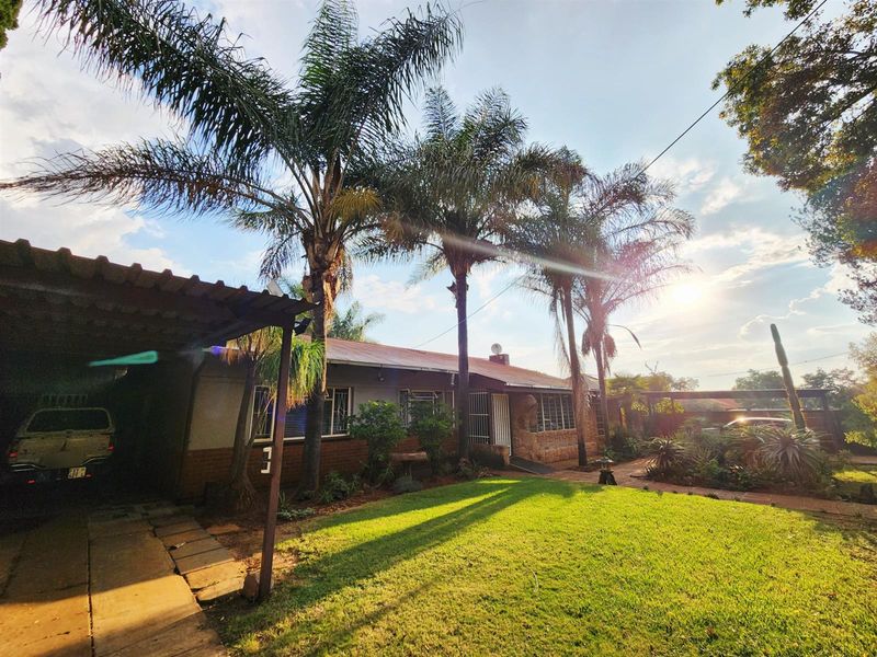 6 Bedroom House in Valhalla, including 2 Flats, Lapa and Pool for Sale - Photo 7