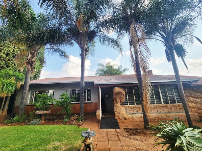 6 Bedroom House in Valhalla, including 2 Flats, Lapa and Pool for Sale - Photo 6