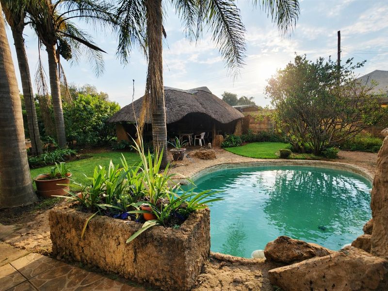 6 Bedroom House in Valhalla, including 2 Flats, Lapa and Pool for Sale - Photo 2