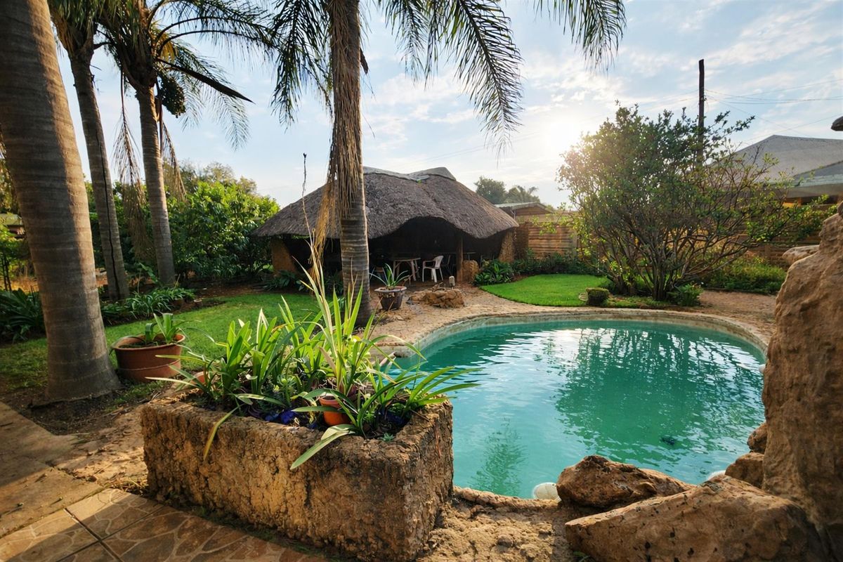 6 Bedroom House in Valhalla, including 2 Flats, Lapa and Pool for Sale - Photo 2