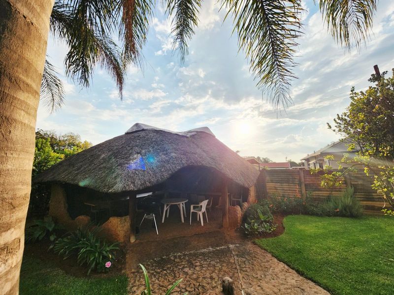 6 Bedroom House in Valhalla, including 2 Flats, Lapa and Pool for Sale - Photo 5