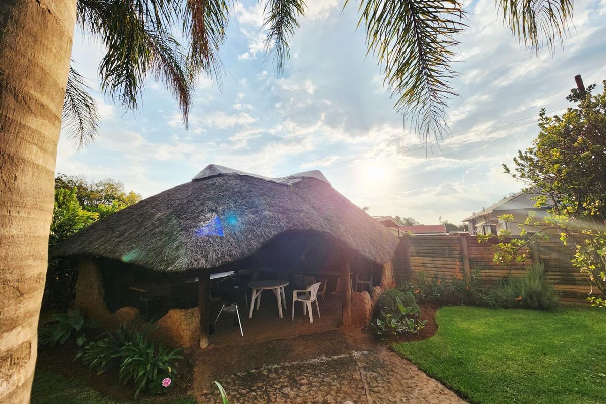 6 Bedroom House in Valhalla, including 2 Flats, Lapa and Pool for Sale - Photo 5