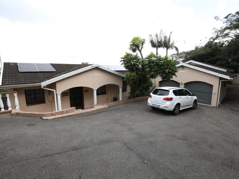4 Bedroom Double Story House For Sale in Chiltern Hills, Durban, KwaZulu Natal - Photo 2