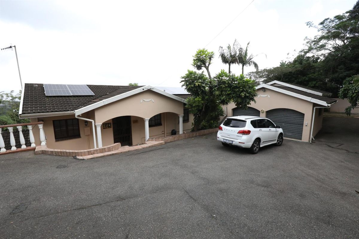 4 Bedroom Double Story House For Sale in Chiltern Hills, Durban, KwaZulu Natal - Photo 2