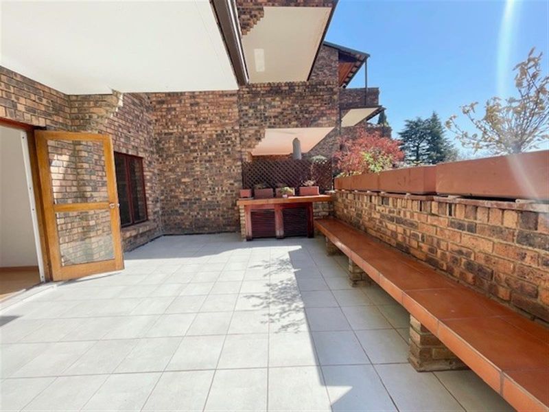 Large ground floor 2 bed apartment in well established complex - Photo 9