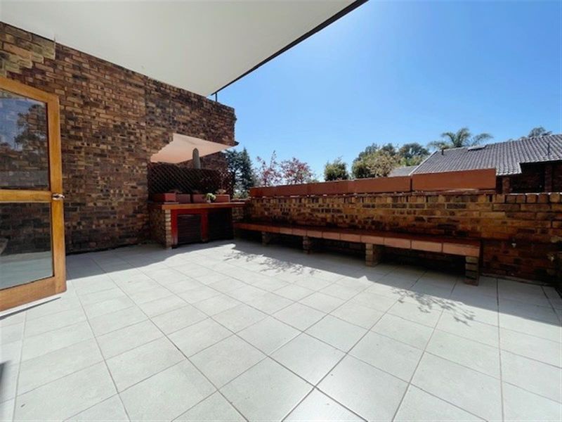 Large ground floor 2 bed apartment in well established complex - Photo 8