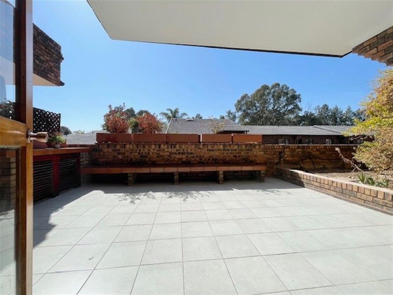 Large ground floor 2 bed apartment in well established complex - Photo 7