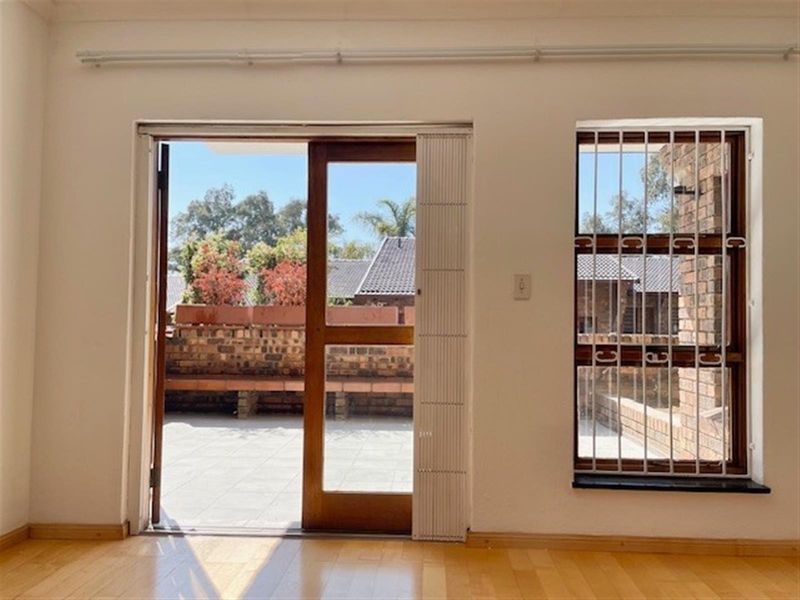 Large ground floor 2 bed apartment in well established complex - Photo 6