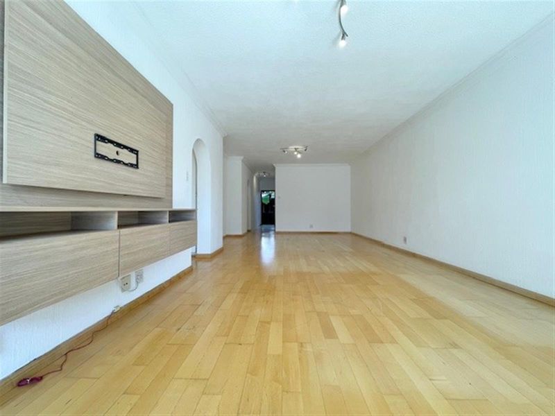 Large ground floor 2 bed apartment in well established complex - Photo 4