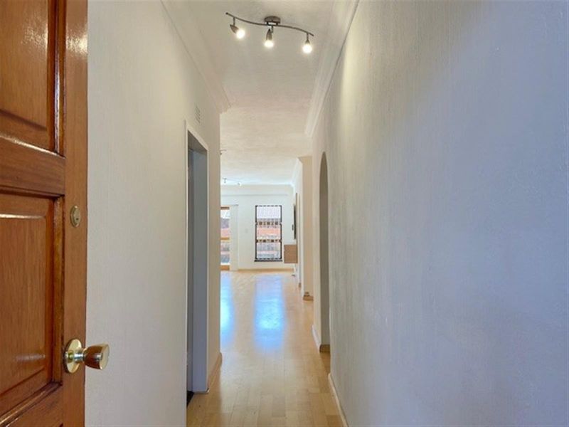 Large ground floor 2 bed apartment in well established complex - Photo 3