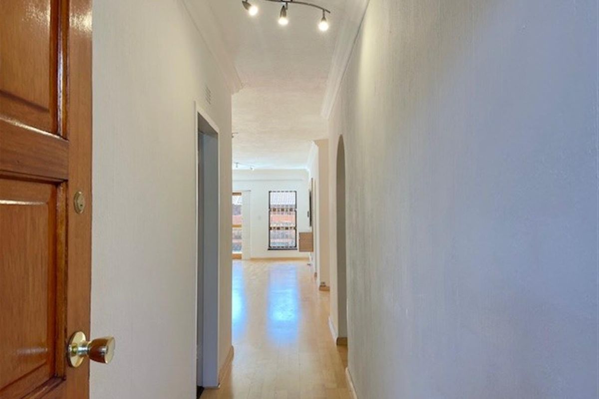 Large ground floor 2 bed apartment in well established complex - Photo 3