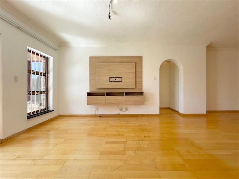 Large ground floor 2 bed apartment in well established complex - Photo 5