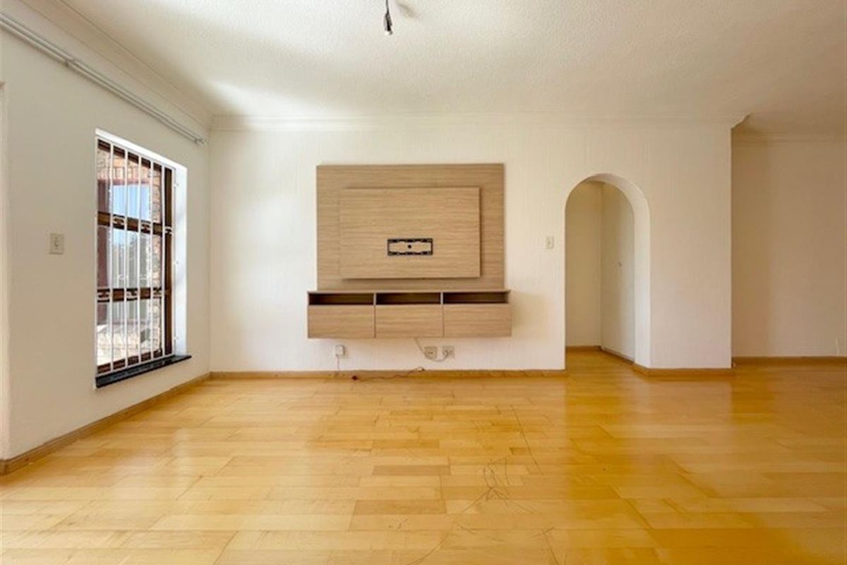 Large ground floor 2 bed apartment in well established complex - Photo 5