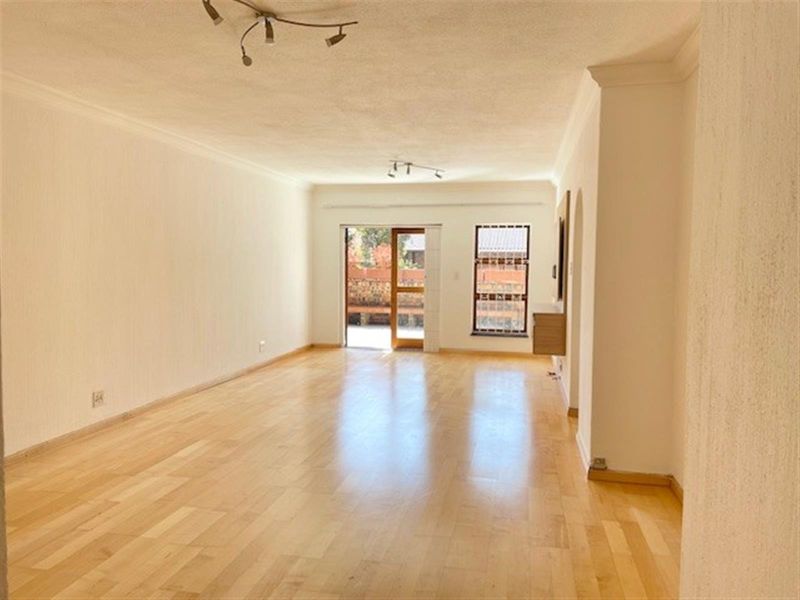 Large ground floor 2 bed apartment in well established complex - Photo 2