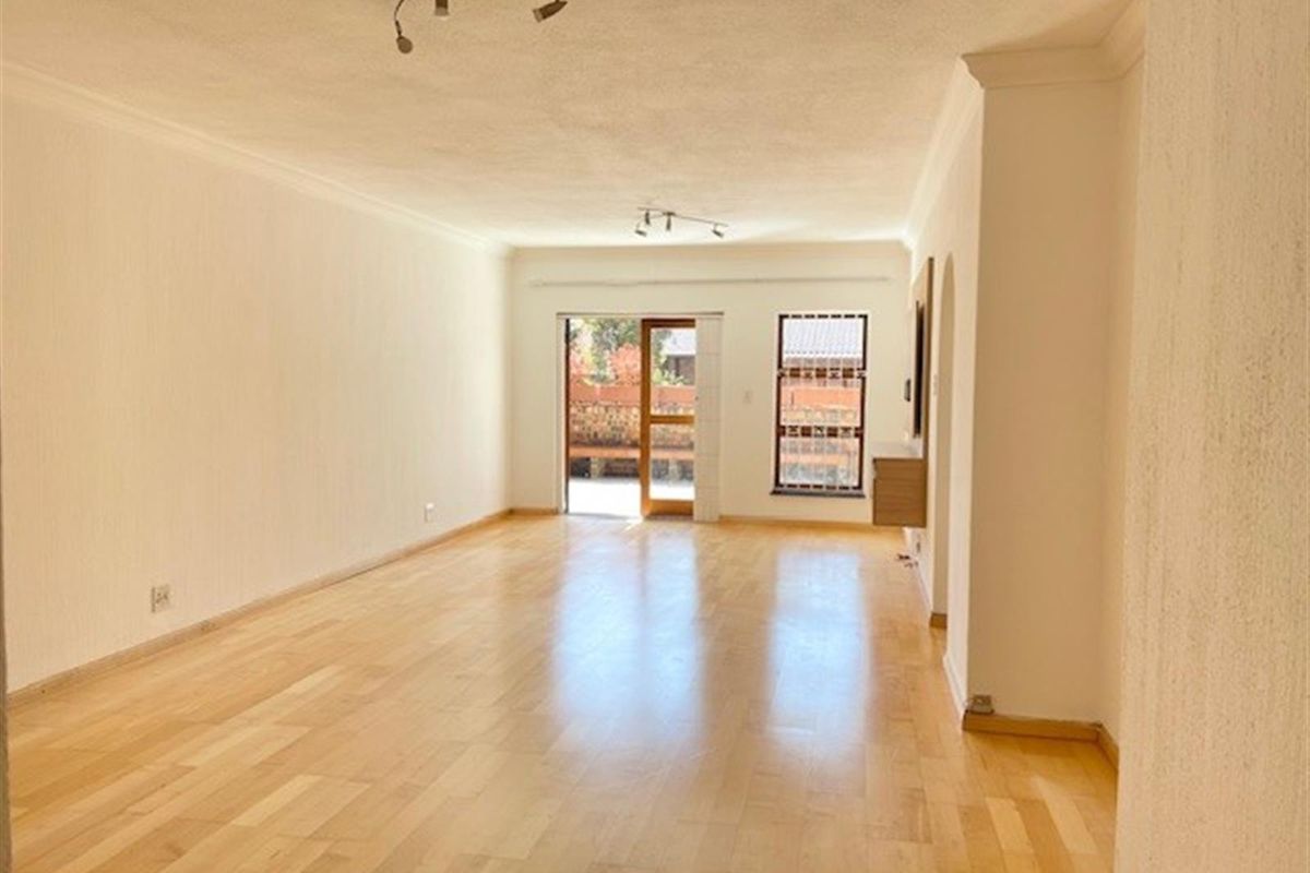 Large ground floor 2 bed apartment in well established complex - Photo 2