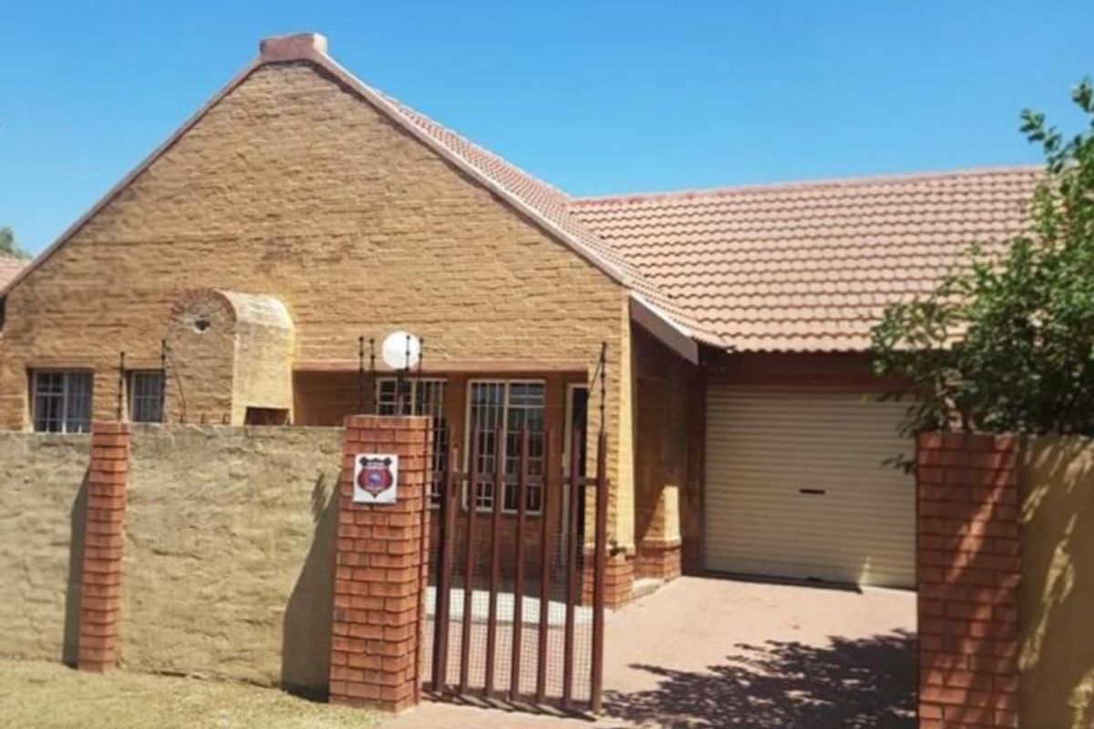 House For Sale in Witbank Ext 8, Witbank - Photo 2