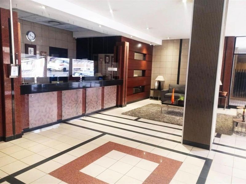 2 Bedroom Apartment For Sale in Ferreirasdorp, Johannesburg - Photo 2