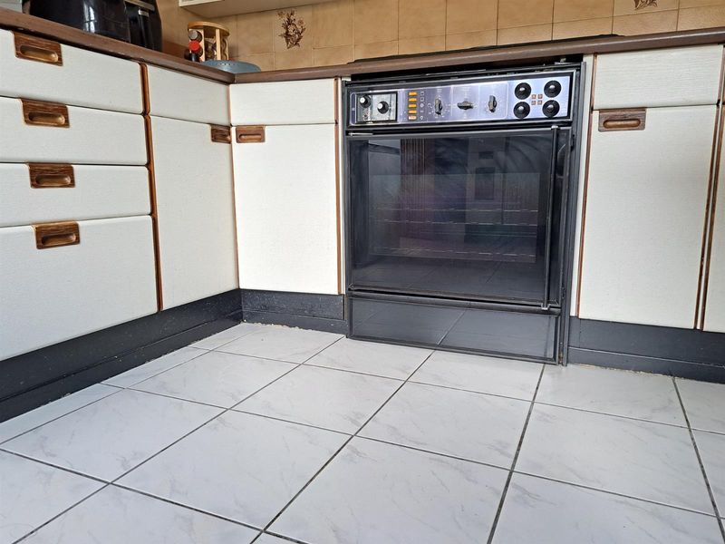 BARGAIN DELUXE - Photo 7