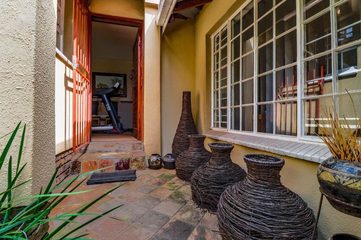 Spacious 4-Bedroom Home with Inverter and Backup Battery - Photo 2